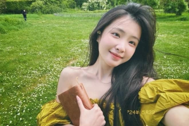 "Lúc đó mình biết là ai rồi nhưng hơi ch:ảnh, kiểu nghĩ là đừng chấp nhận ngay cho có z:á. Ai ng:ờ chỉ 1 ngày sau không thấy mình chấp nhận kết bạn thì Vũ h:uỷ lời mời kết bạn luôn. Quá m:ất k:iên nh:ẫn! Nhưng sau đó Vũ lại rep story insta của mình nên bọn mình bắt đầu nói chuyện" và hẹn hò với nhau - Cô nàng chia sẻ.