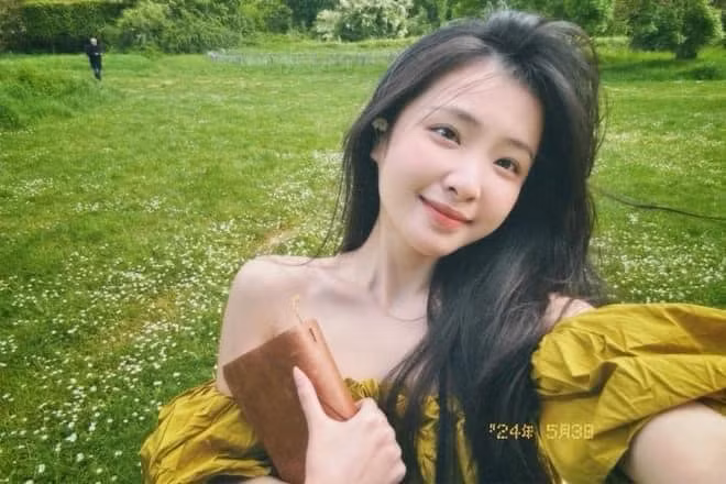 "Lúc đó mình biết là ai rồi nhưng hơi ch:ảnh, kiểu nghĩ là đừng chấp nhận ngay cho có z:á. Ai ng:ờ chỉ 1 ngày sau không thấy mình chấp nhận kết bạn thì Vũ h:uỷ lời mời kết bạn luôn. Quá m:ất k:iên nh:ẫn! Nhưng sau đó Vũ lại rep story insta của mình nên bọn mình bắt đầu nói chuyện" và hẹn hò với nhau - Cô nàng chia sẻ.