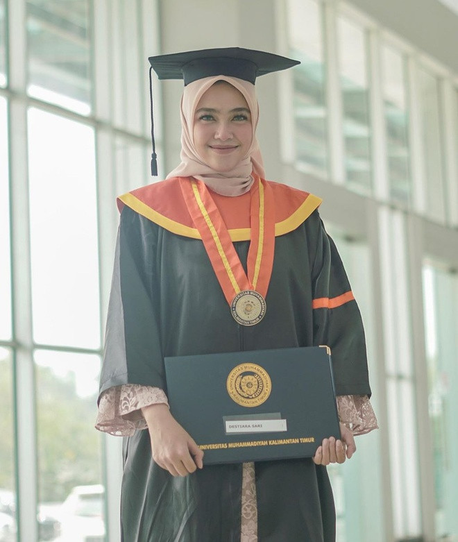 Bên cạnh sự nghiệp sân cỏ, chuyện tình ngọt ngào của Nadeo Argawinata với người yêu cũng được truyền thông quan tâm. Bạn gái anh là Destiara Sari, một nàng WAG khá kín tiếng.