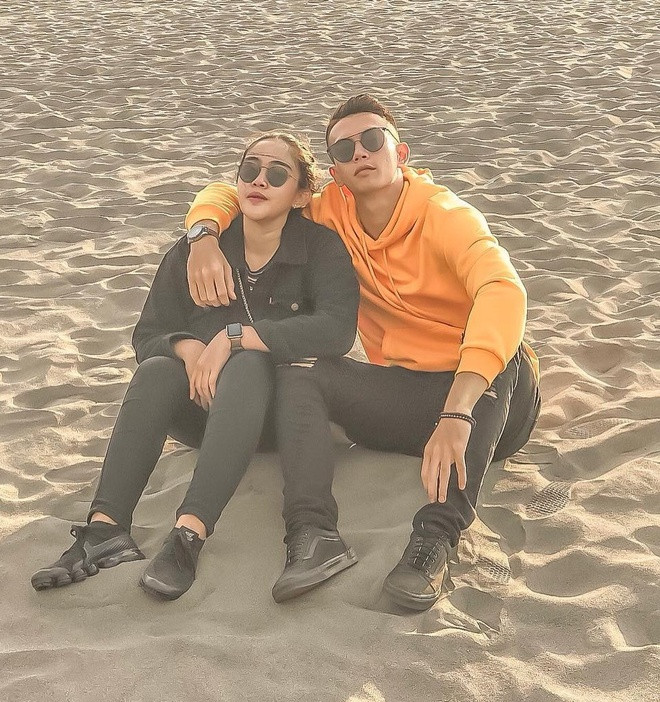 Thế nhưng ngược lại với bạn gái kín tiếng, Nadeo lại cực chăm chỉ khoe tình cảm trên mạng xã hội. Thủ thành 22 tuổi thậm chí còn tạo mổ album higlight riêng để đăng tải khoảnh khắc ngọt ngào với Destiara.