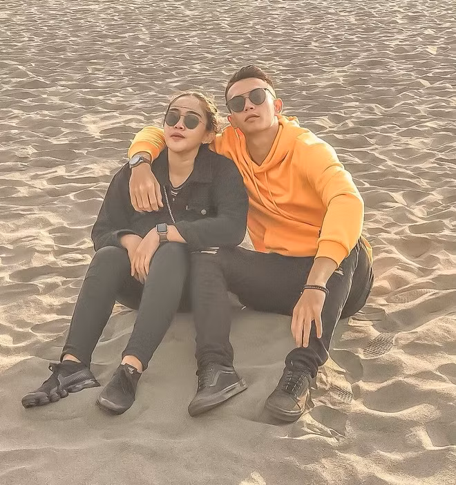 Thế nhưng ngược lại với bạn gái kín tiếng, Nadeo lại cực chăm chỉ khoe tình cảm trên mạng xã hội. Thủ thành 22 tuổi thậm chí còn tạo mổ album higlight riêng để đăng tải khoảnh khắc ngọt ngào với Destiara.