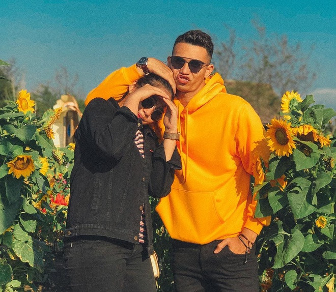 Được biết, bạn gái của thủ thành U22 Indonesia vừa tốt nghiệp đại học chuyên ngành điều dưỡng vào tháng 7 vừa qua và hiện đang sinh sống, làm việc tại Indonesia.