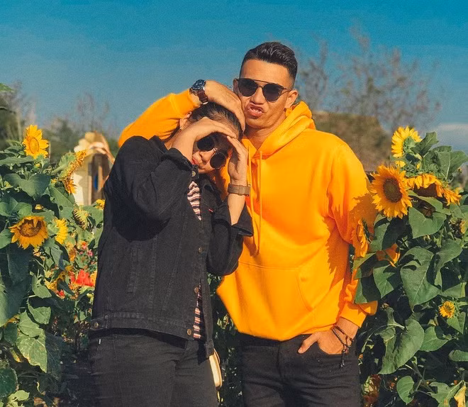 Được biết, bạn gái của thủ thành U22 Indonesia vừa tốt nghiệp đại học chuyên ngành điều dưỡng vào tháng 7 vừa qua và hiện đang sinh sống, làm việc tại Indonesia.