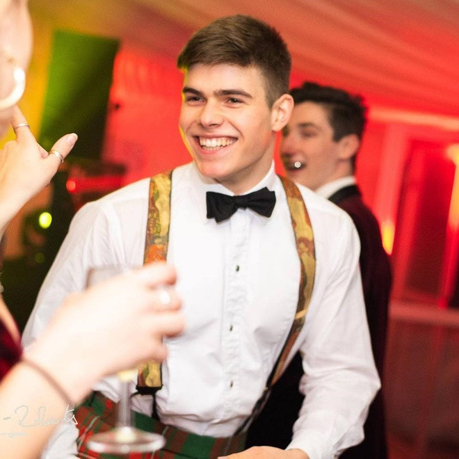 Arthur Chatto (sinh năm 1999) là cháu trai của Công chúa Margaret - em gái Nữ hoàng Elizabeth II. Dù vậy, chàng trai 21 tuổi không có tước hiệu hoàng gia và đứng thứ 26 trong danh sách kế vị ngai vàng. Kể từ khi Hoàng tử Harry lập gia đình, Arthur được coi là thành viên độc thân, hấp dẫn nhất của Hoàng gia Anh.