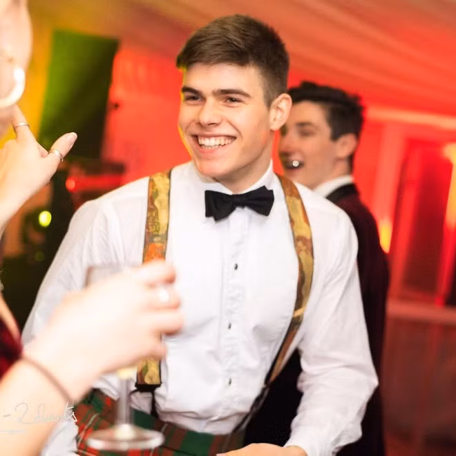 Arthur Chatto (sinh năm 1999) là cháu trai của Công chúa Margaret - em gái Nữ hoàng Elizabeth II. Dù vậy, chàng trai 21 tuổi không có tước hiệu hoàng gia và đứng thứ 26 trong danh sách kế vị ngai vàng. Kể từ khi Hoàng tử Harry lập gia đình, Arthur được coi là thành viên độc thân, hấp dẫn nhất của Hoàng gia Anh.