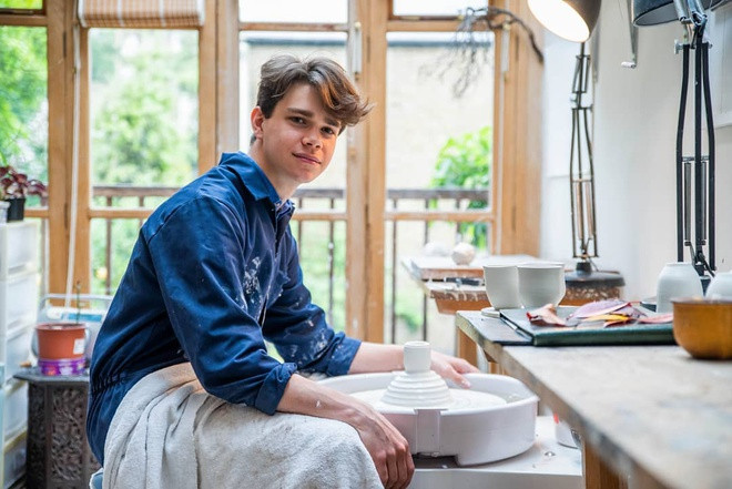 Samuel Chatto (sinh năm 1996) là anh trai của Arthur Chatto. Chàng trai đứng thứ 25 trong danh sách thừa kế ngai vàng. Khác hẳn với em trai, Samuel có lối sống giản dị và đam mê nghệ thuật, đặc biệt là đồ gốm. Tại trang cá nhân có gần 66.000 followers, 9X thường xuyên chia sẻ ảnh đi du lịch hay tạo dáng yoga. Samuel là thành viên đầu tiên của Hoàng gia Anh được đào tạo yoga bài bản ở Ấn Độ. Dù đủ điều kiện, anh quyết định không giảng dạy bộ môn này.