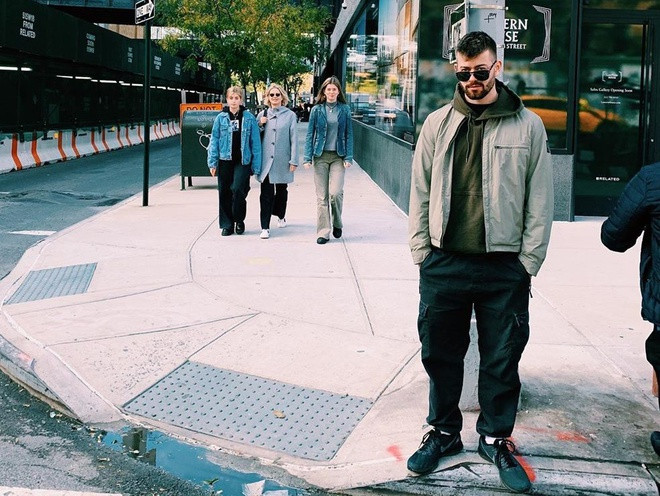 Cassius được mệnh danh là “chàng trai nổi loạn của Hoàng gia” vì thích đi “quẩy” ở festival âm nhạc, mặc quần có phụ kiện dây xích và mang kính râm - những điều thành viên Hoàng gia khác không làm. 9X hiện làm việc bán thời gian tại phòng trưng bày nghệ thuật Mayfair của cha ở London.