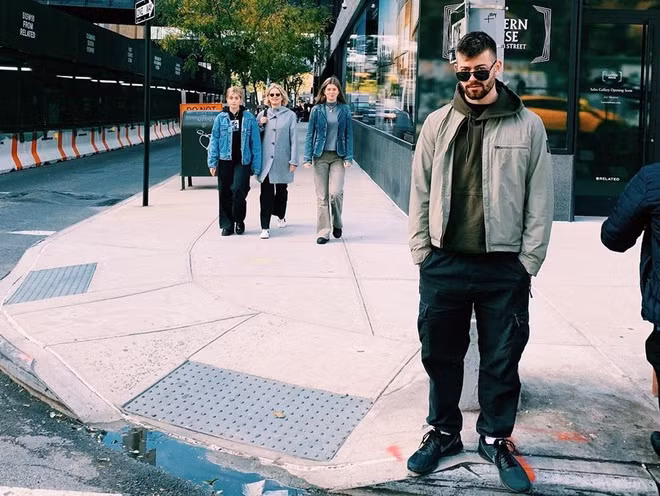 Cassius được mệnh danh là “chàng trai nổi loạn của Hoàng gia” vì thích đi “quẩy” ở festival âm nhạc, mặc quần có phụ kiện dây xích và mang kính râm - những điều thành viên Hoàng gia khác không làm. 9X hiện làm việc bán thời gian tại phòng trưng bày nghệ thuật Mayfair của cha ở London.