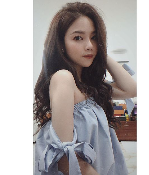 Được biết, "nửa kia" của Tống Đông Khuê là một cô nàng xinh đẹp có tên Thảo Nhi Đoàn. Chàng CEO cũng thường xuyên có những tương tác qua lại với bạn gái trên MXH.