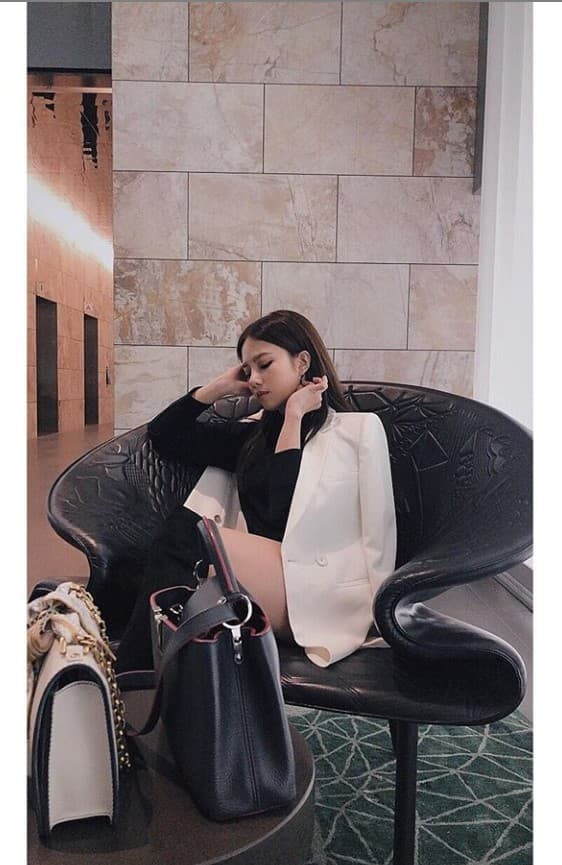 Cô nàng được cho là bạn gái CEO Tống Đông Khuê khá kín tiếng, không chia sẻ gì về chuyện đời tư lên MXH.