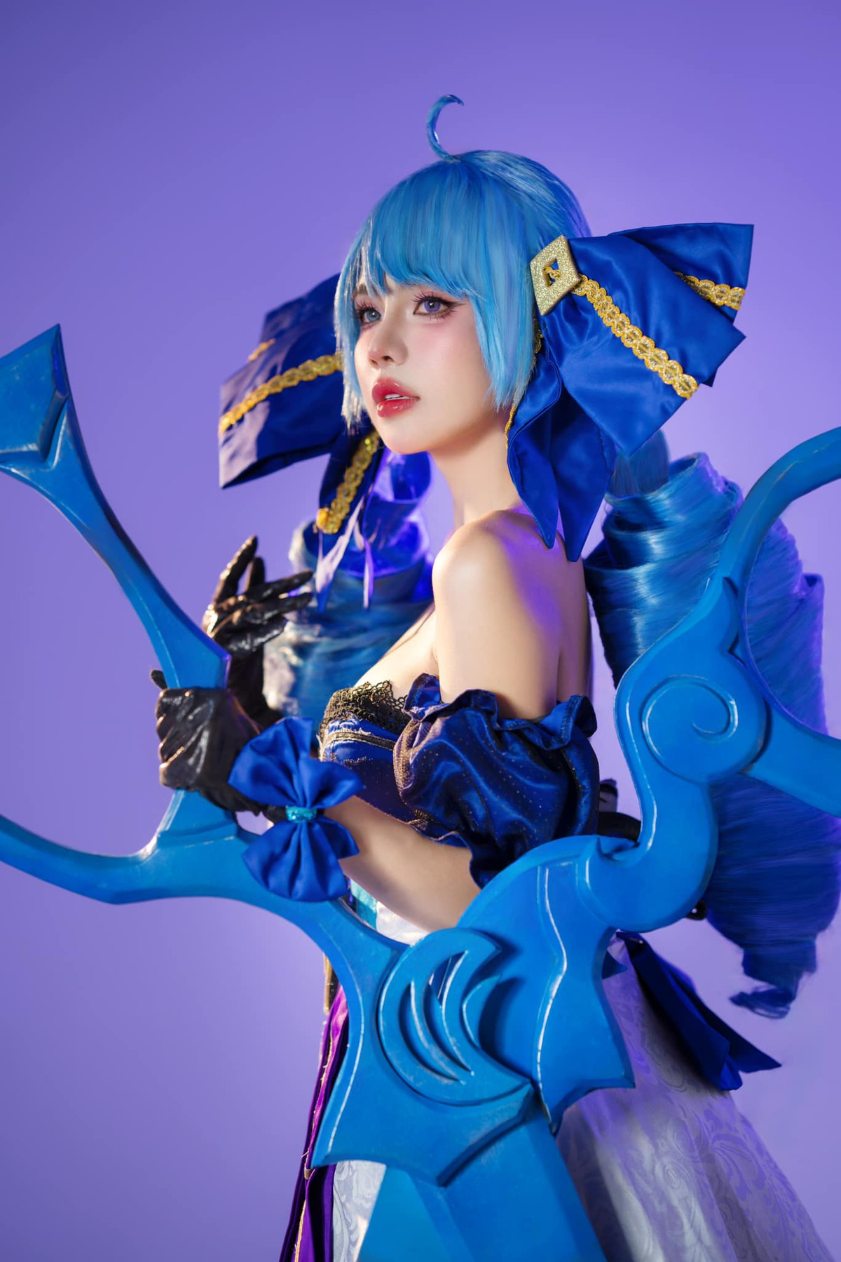 Cô nàng thỉnh thoảng cũng cosplay thành những nhân vật game nóng bỏng khiến fan không thể rời mắt.