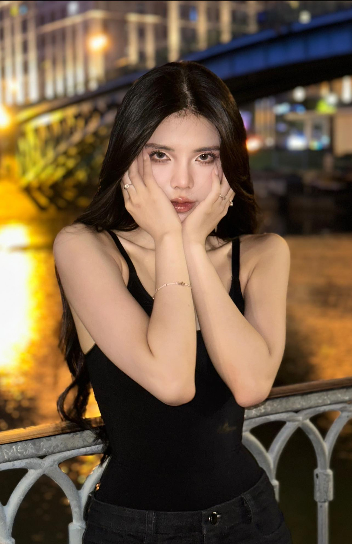 Mai Dora tên thật là Trương Vũ Quỳnh Mai, sinh năm 1995. Cô là hot girl khá nổi tiếng trên mạng xã hội đồng thời cũng là diễn viên trẻ tài năng, thường xuyên vào những vai nữ sinh học đường.