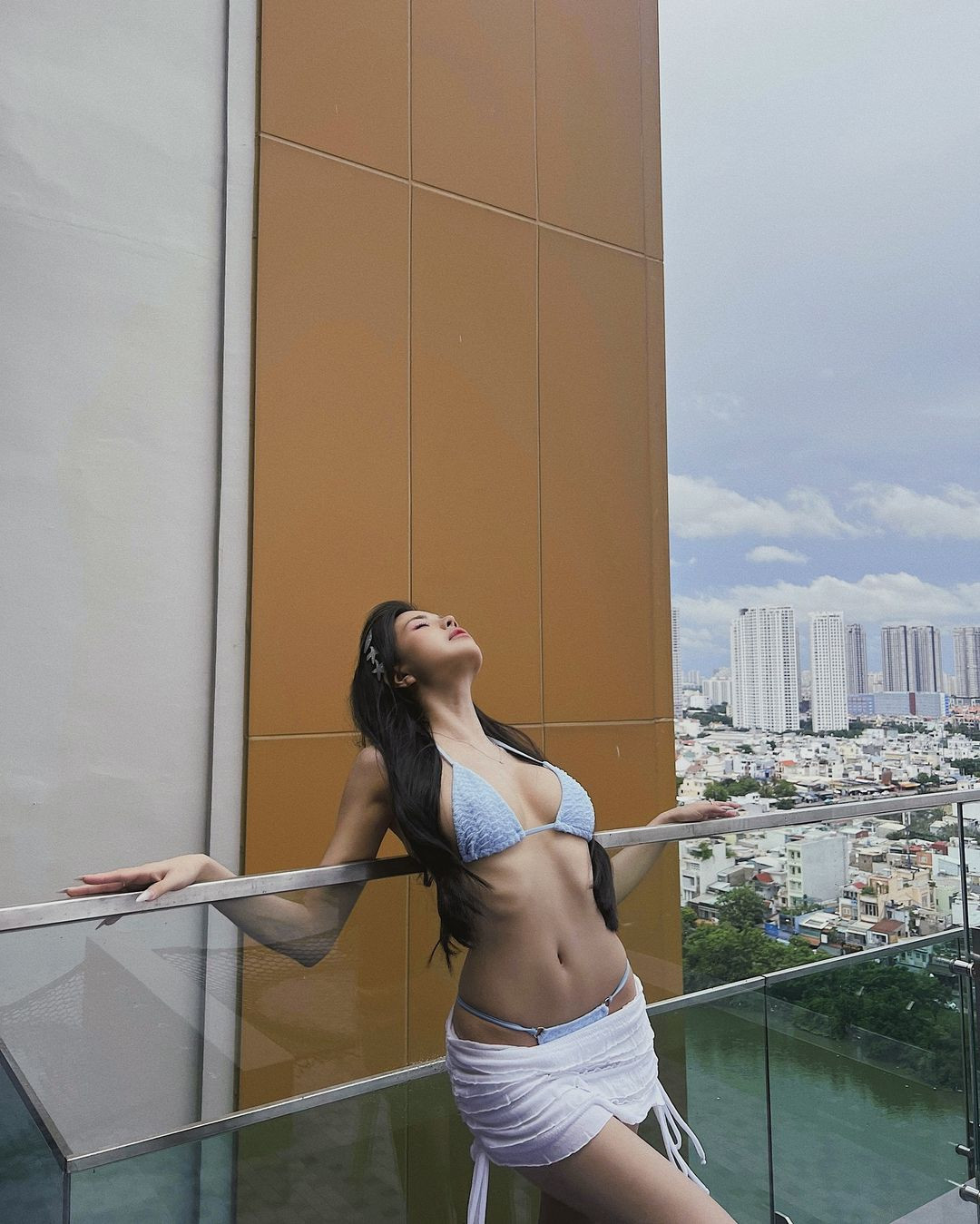 Nu MC game gay thuong nho khi dien bikini khoe duong cong dat gia