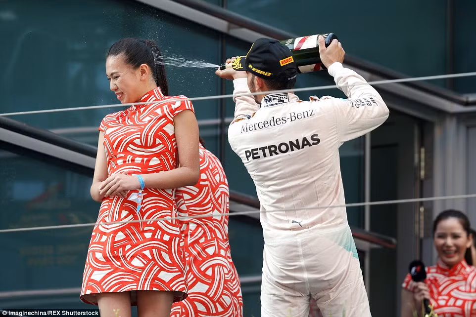 Trên những phương tiện truyền thông khác như mạng xã hội, Lewis bị gọi là "sự xấu hổ đến từ nước Anh", "tên hề dốt nát"... thậm chí có người còn gọi Lewis bằng những cái tên thậm tệ hơn là "kẻ bắt nạt", "đáng kinh tởm".