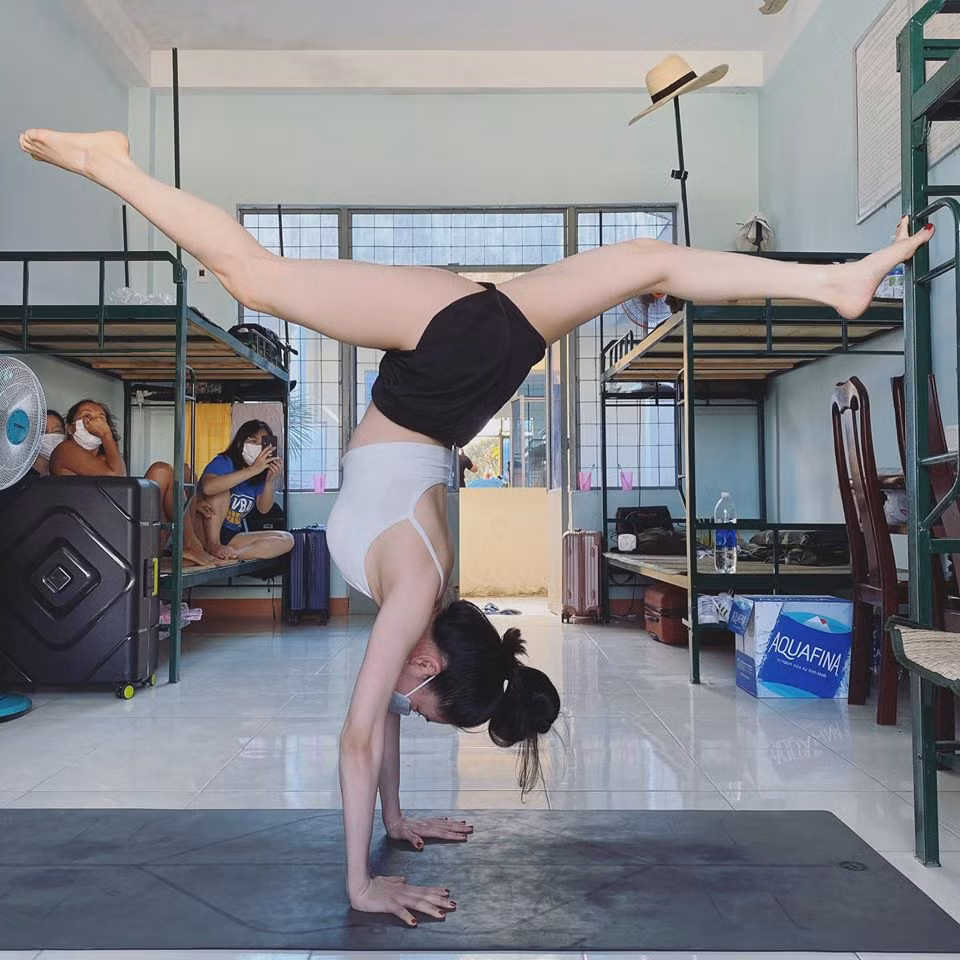 Ngay sau khi được đăng tải, những bức hình tập Yoga của Thảo Nguyên nhận được "cơn mưa" lời khen từ phía cộng đồng mạng. Cô nàng sở hữu body vô cùng nuột nà, nước da trắng sứ và mái tóc dài đen óng đúng. Mặc dù đeo khẩu trang kín mít nhưng dân mạng vẫn nhìn cô sở hữu nhan sắc không phải dạng vừa đâu.