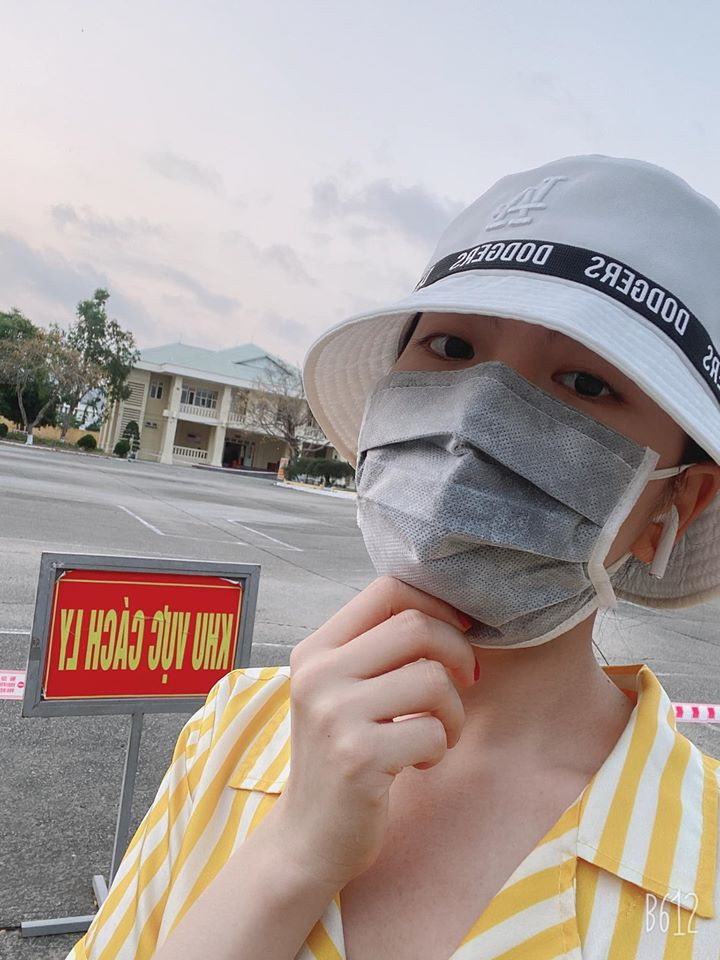 Về điều kiện trong khu cách ly, chị Kim cho biết được ăn, ở miễn phí, được kiểm tra sức khỏe thường xuyên nên không có bất kỳ điều gì để phàn nàn. Các cá bộ, nhân viên y tế cực kỳ nhiệt tình, sẵn sàng hỗ trợ mọi người bất cứ lúc nào lại nấu ăn ngon, vui tính.