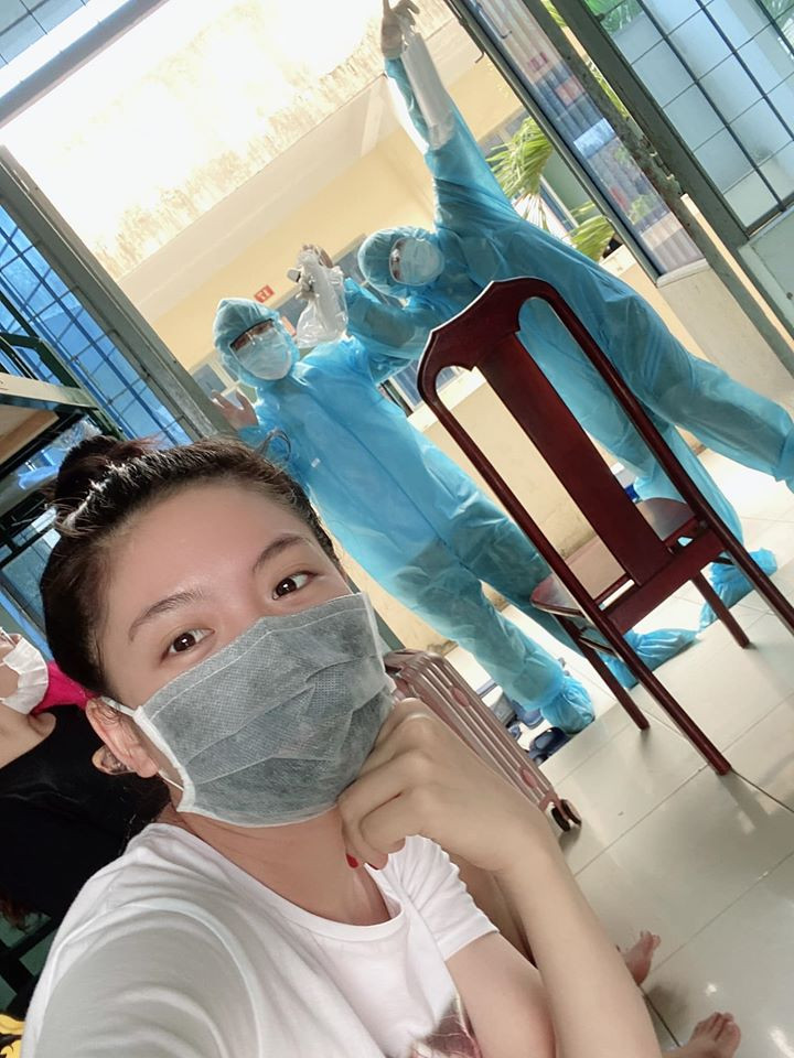 Các y, bác sĩ và "chú bộ đôi" phục vụ hơn 200 người vô cùng vất vả nhưng lúc nào cũng thân thiện khiến cô nàng có cảm giác như đang đi nghỉ dưỡng chứ chẳng phải đang trong khu cách ly Covid-19.