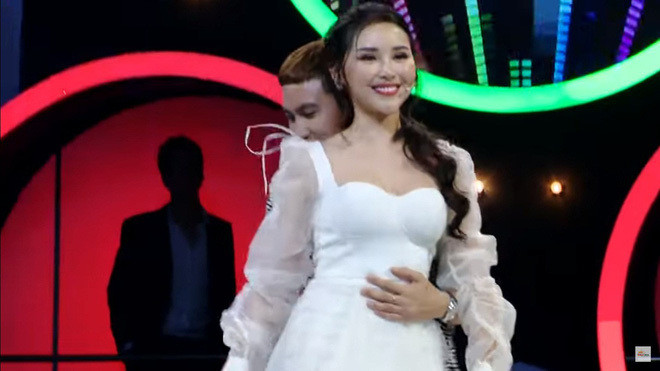 Xuất hiện với vai trò nhân vật chính của chương trình là Lương Lê - người từng đoạt giải Hoa khôi Thanh Lịch Việt Nam năm 2017, diện bộ váy trắng thanh lịch cùng nụ cười rạng rỡ.