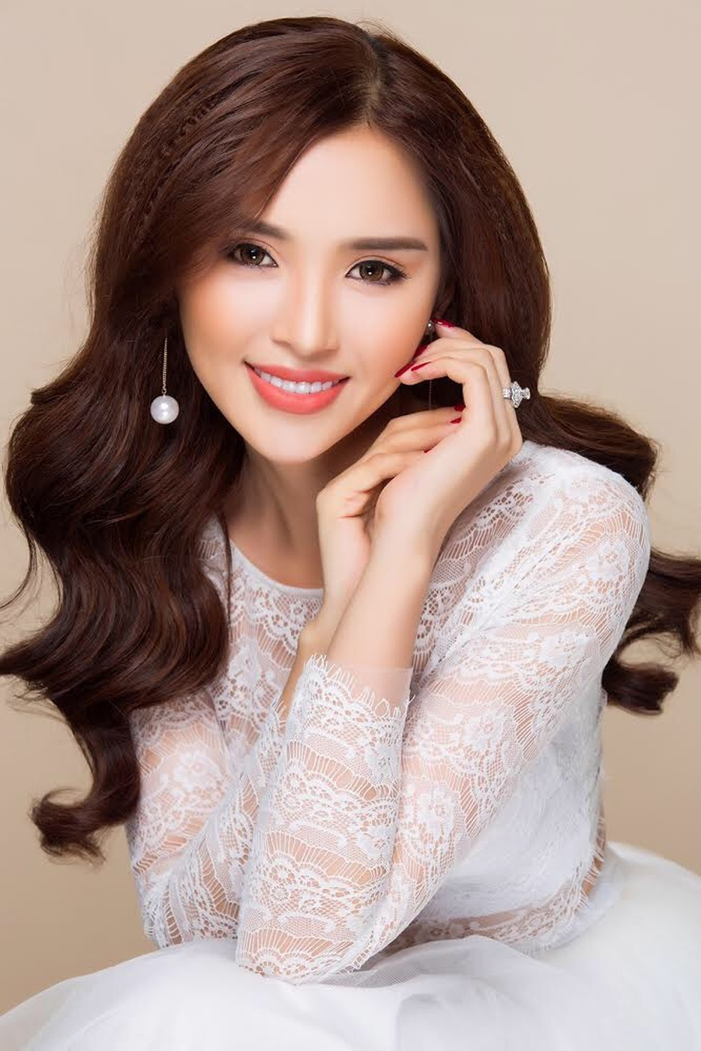 Lương Lê đa dạng phong cách với những bộ trang phục nữ tính, dịu dàng hợp với vẻ đẹp mong manh của cô.