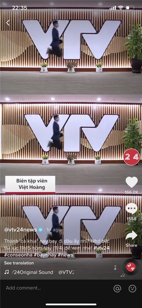 Sau đó BTV Việt Hoàng đã nhảy từ trường quay ra hành lang rồi ra đến sảnh chính của VTV một cách vô cùng hài hước không thua kém gì hot tiktoker nào.