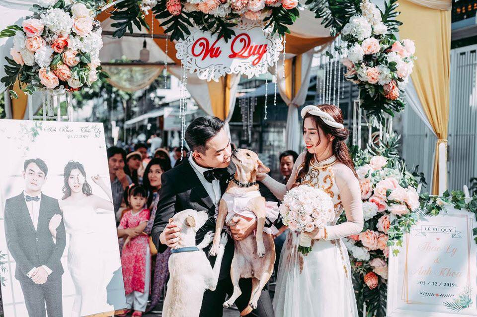 Cặp đôi bất hạnh khi đám cưới không chỉ có 1 mà tận 2 "tuesday" xuất hiện, hồn nhiên hôn chú rể trước sự chứng kiến của nhiều quan khách.