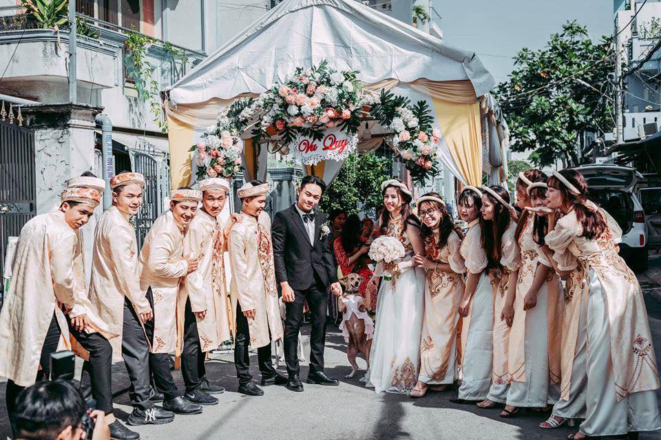 "Tuesday" hí hứng đứng chụp ảnh cùng cô dâu chú rể và dàn gái xinh, trai đẹp tại đám cưới. Chưa bao giờ nhân vật người thứ 3 ngang nhiên, "trơ trẽn" mà lại được yêu mến đến vậy.