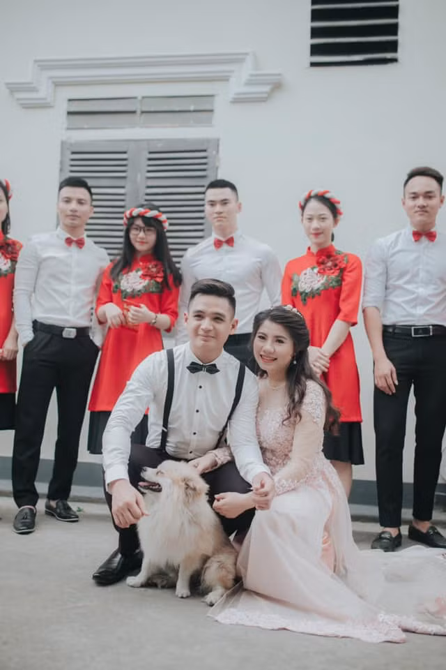 Bên dưới phần bình luận, nhiều người đồng cảnh ngộ cũng vào than trời vì "tuesday" ngang hiên dự đám cưới lại có có khuôn mặt hả hê, vui mừng, không biết cưới chủ hay ngày vui của thú cưng.