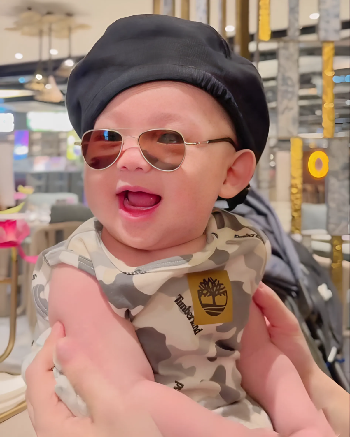 Khoảnh khắc khoe cặp má bánh bao của 'hot boy nhí' được Minh Hằng chia sẻ trên mạng xã hội thu hút nhiều lượt like.