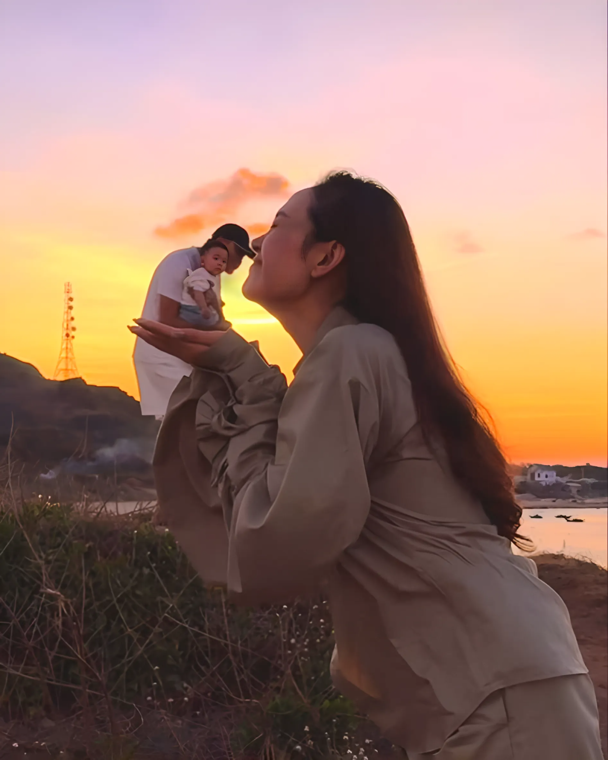 Đồng thời nữ diễn viên cũng khoe những bức ảnh hạnh phúc của cả gia đình.