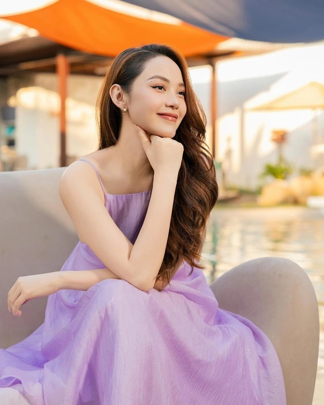 Minh Hằng sinh năm 1987, hoạt động nghệ thuật từ thời học sinh. Ngoài vai trò ca sĩ và diễn viên, vài năm nay, cô lấn sân làm nhà sản xuất và nhà đầu tư phim