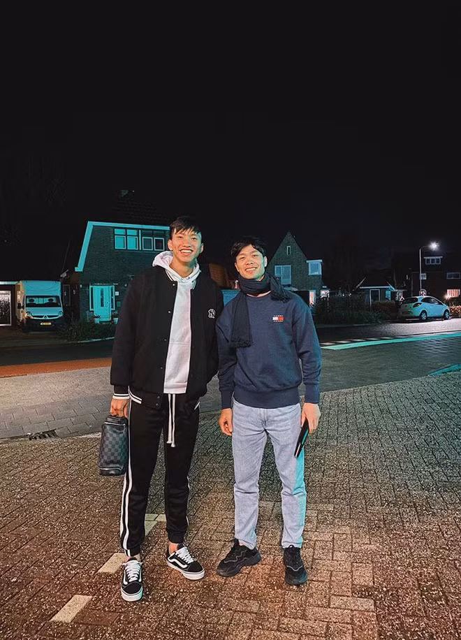 Mới đây, trên trang Facebook cá nhân, hậu vệ Văn Hậu hào hứng khoe anh và đàn anh Công Phượng có cuộc hội ngộ tại Hà Lan. Cầu thủ quê Thái Bình viết: "Tình cờ ta gặp nhau trên phố Hà Lan bay".