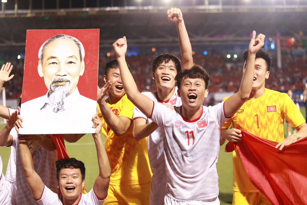 Tối ngày 10/12, trận chung kết môn bóng đá nam SEA Games 30 diễn ra, với chiến thắng 3-0, U22 Việt Nam xuất sắc giành HCV. Trong 3 bàn thắng có 2 pha lập công đến từ Đoàn Văn Hậu.
