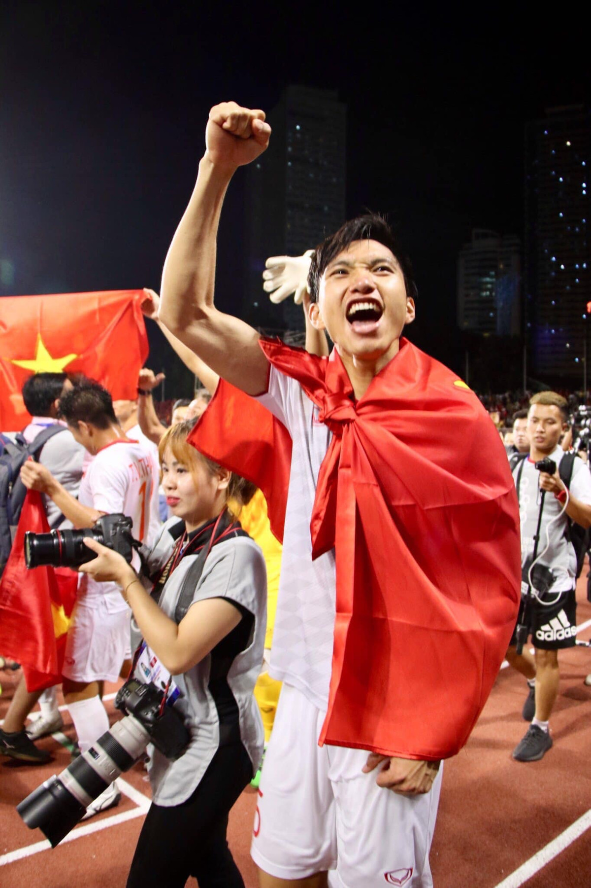 Sau trận đấu, Văn Hậu là cái tên được truyền thông Đông Nam Á dành sự quan tâm đặc biệt. Anh có lối chơi chắc chắn và lăn xả trên sân.