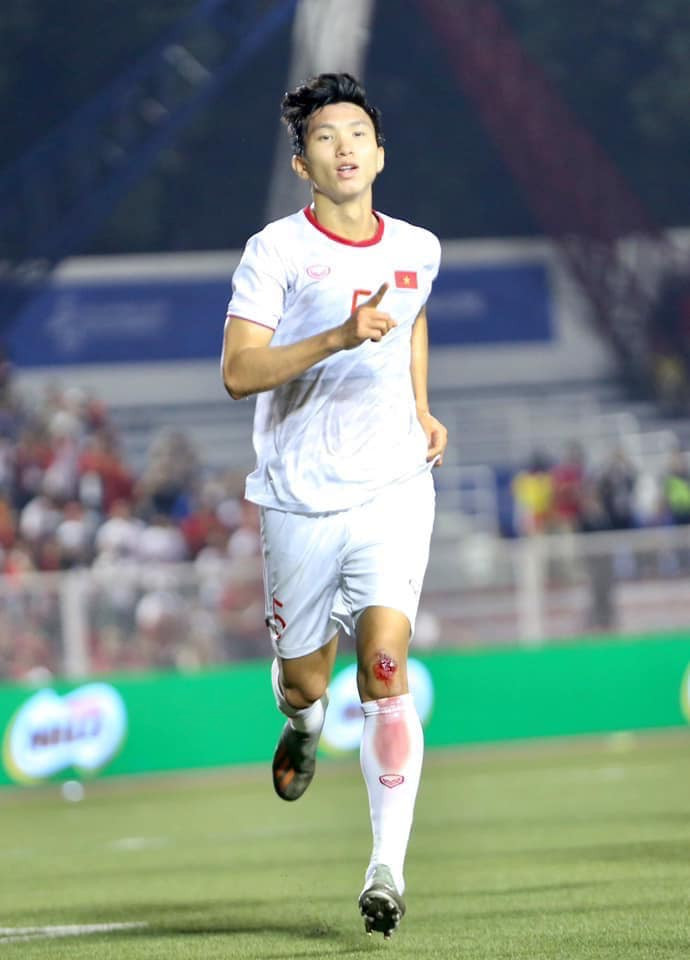 Bên cạnh đó, tình huống va chạm giữa hậu vệ Văn Hậu và Evans Dimas phía U22 Indonesia khiến tiền về này phải rời sân sớm và ngồi xe lăn nhận huy chương cũng gây nhiều tranh cãi trên mạng xã hội.