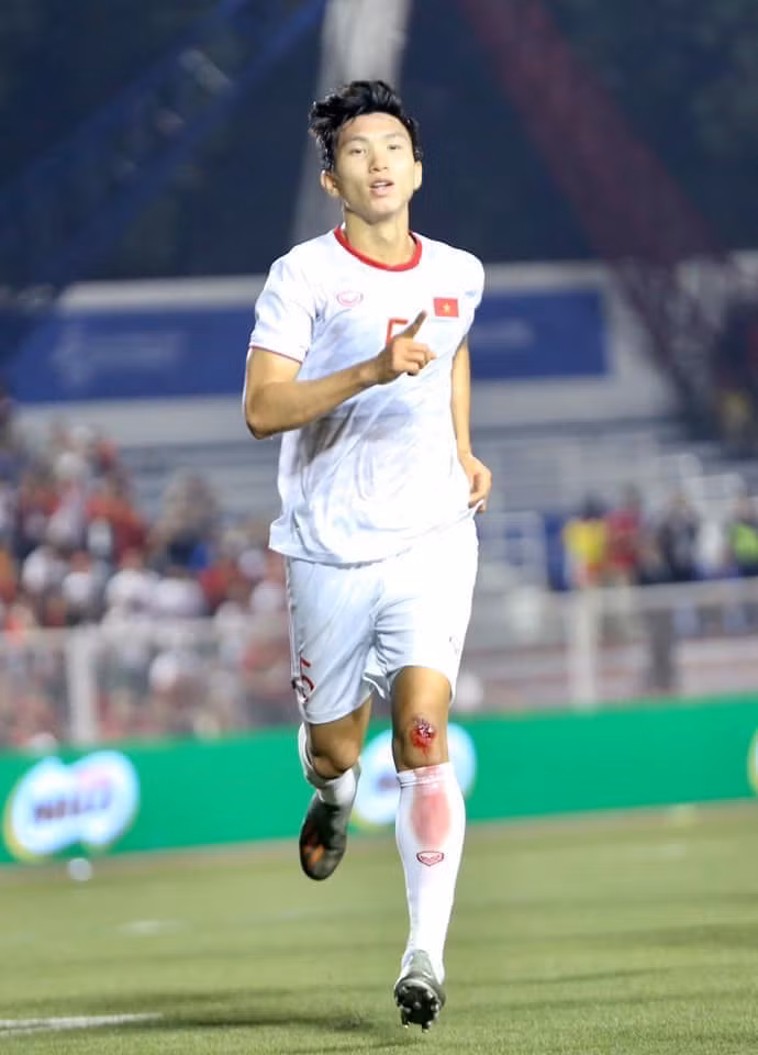 Bên cạnh đó, tình huống va chạm giữa hậu vệ Văn Hậu và Evans Dimas phía U22 Indonesia khiến tiền về này phải rời sân sớm và ngồi xe lăn nhận huy chương cũng gây nhiều tranh cãi trên mạng xã hội.