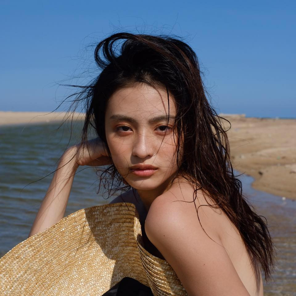 Dương Minh Ngọc là cái tên không còn xa lạ đối với giới trẻ và làng người mẫu ảnh Sài Gòn bởi tầng suất cô nàng xuất hiện trên các lookbook cho các hãng thời trang tương đối dày đặc. Hot girl là người Hà Nội nhưng hiện đang sinh sống và làm việc tại Sài Gòn.