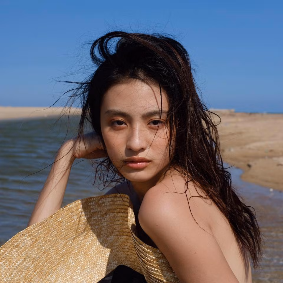 Dương Minh Ngọc là cái tên không còn xa lạ đối với giới trẻ và làng người mẫu ảnh Sài Gòn bởi tầng suất cô nàng xuất hiện trên các lookbook cho các hãng thời trang tương đối dày đặc. Hot girl là người Hà Nội nhưng hiện đang sinh sống và làm việc tại Sài Gòn.