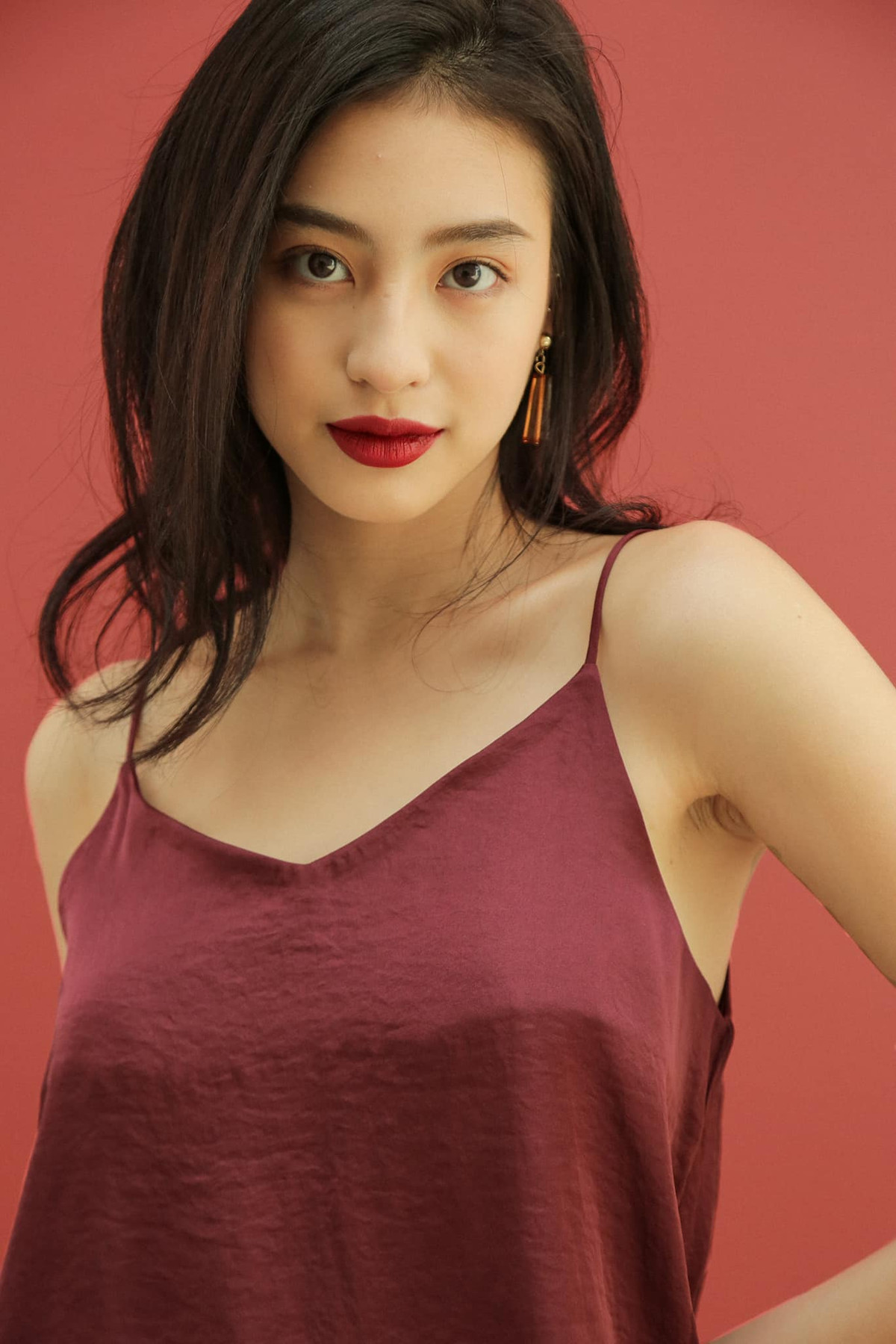 Sở hữu thân hình không quá nổi trội nếu không muốn nói là mảnh mai với chiều cao 1m59 và cân nặng là 42 kg nhưng cô nàng lại có khuôn mặt cực kỳ thu hút. Hiện tại, trang Facebook cá nhân của Minh Ngọc có hơn 200,000 lượt theo dõi.