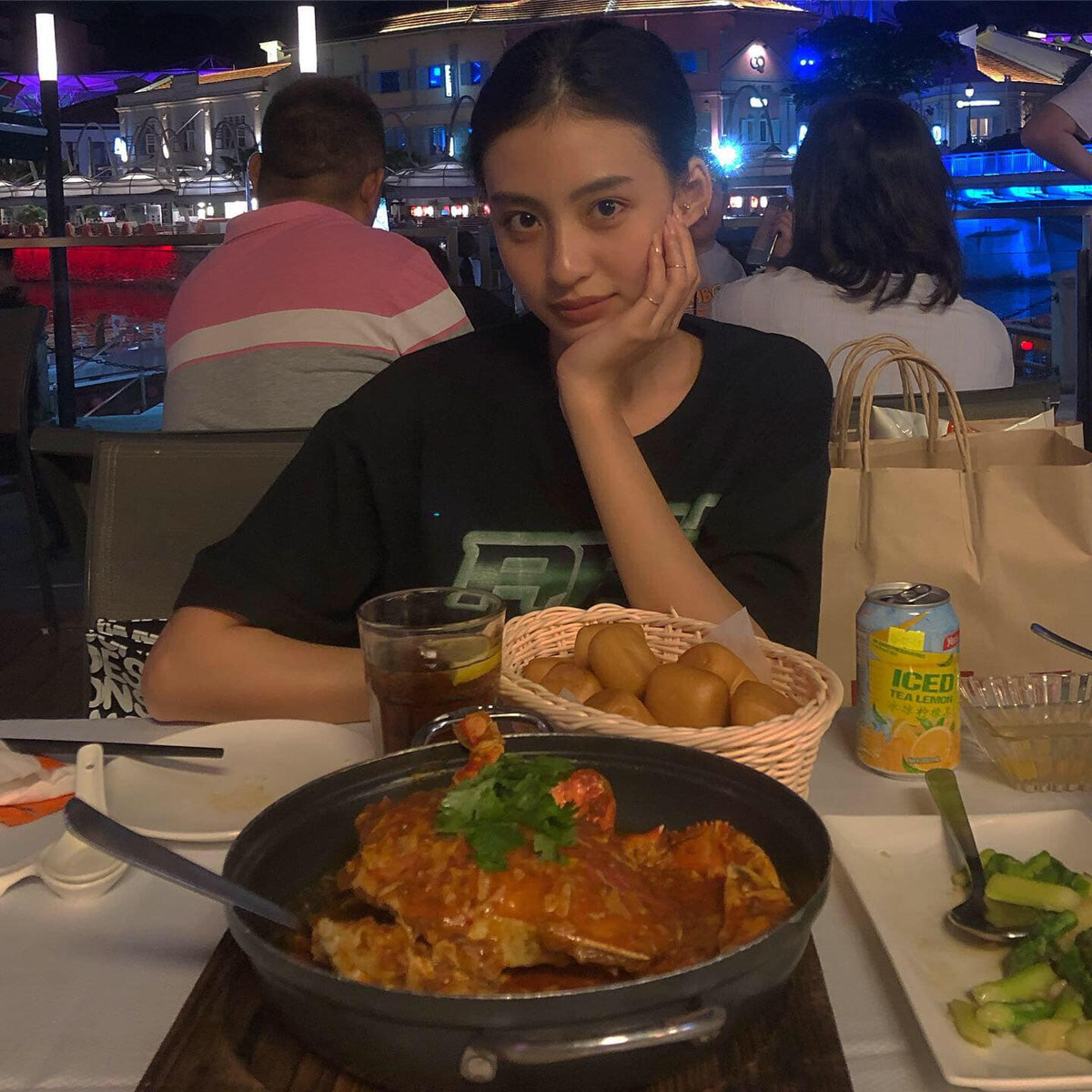 Minh Ngọc cho biết, nghề mẫu ảnh đến với cô rất tự nhiên. Ban đầu cô chụp ảnh mẫu cho một tờ báo sau đó được giới thiệu cho shop thời trang và dần dần được nhiều người biết tới hơn, nhận được nhiều lời mời chụp lookbook hơn. Bên cạnh đó, cô nàng cũng tham gia đóng quảng cáo, đóng MV.