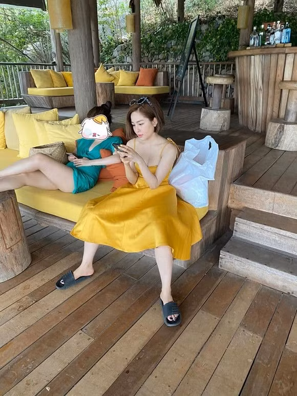 Cô nàng còn đăng tải dáng ngồi bá đạo của mình dù đang mặc váy.