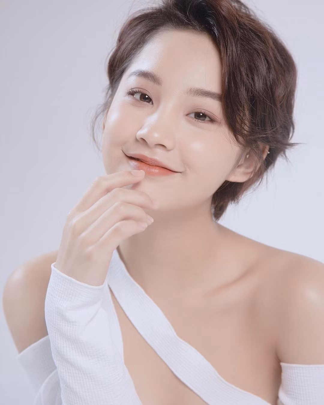 Bên cạnh đó, hot girl này cũng từng gây sốt với nhan sắc xinh như thiên thần khi tham gia show hẹn hò Tỏ tình hoàn mỹ, nữ chính trong MV Sau lưng anh có ai kìa của Thiều Bảo Trâm.