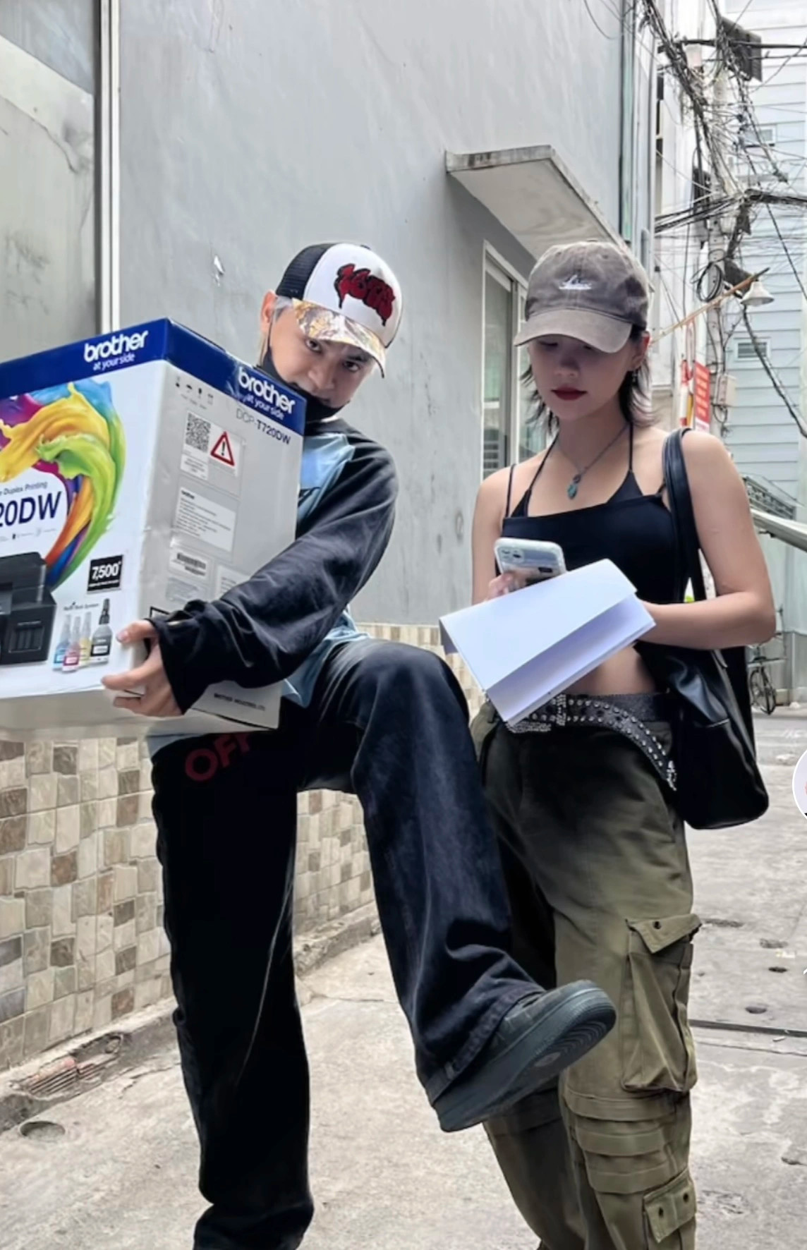 Mới đây những loạt ảnh tình tứ bên bạn trai như ôm hôn của cô nàng đã vấp phải nhiều tranh cãi. Nhiều người cho rằng cách thể hiện và tạo dáng của cô nàng sinh năm 2002 quá táo bạo khi đang là người của công chúng.