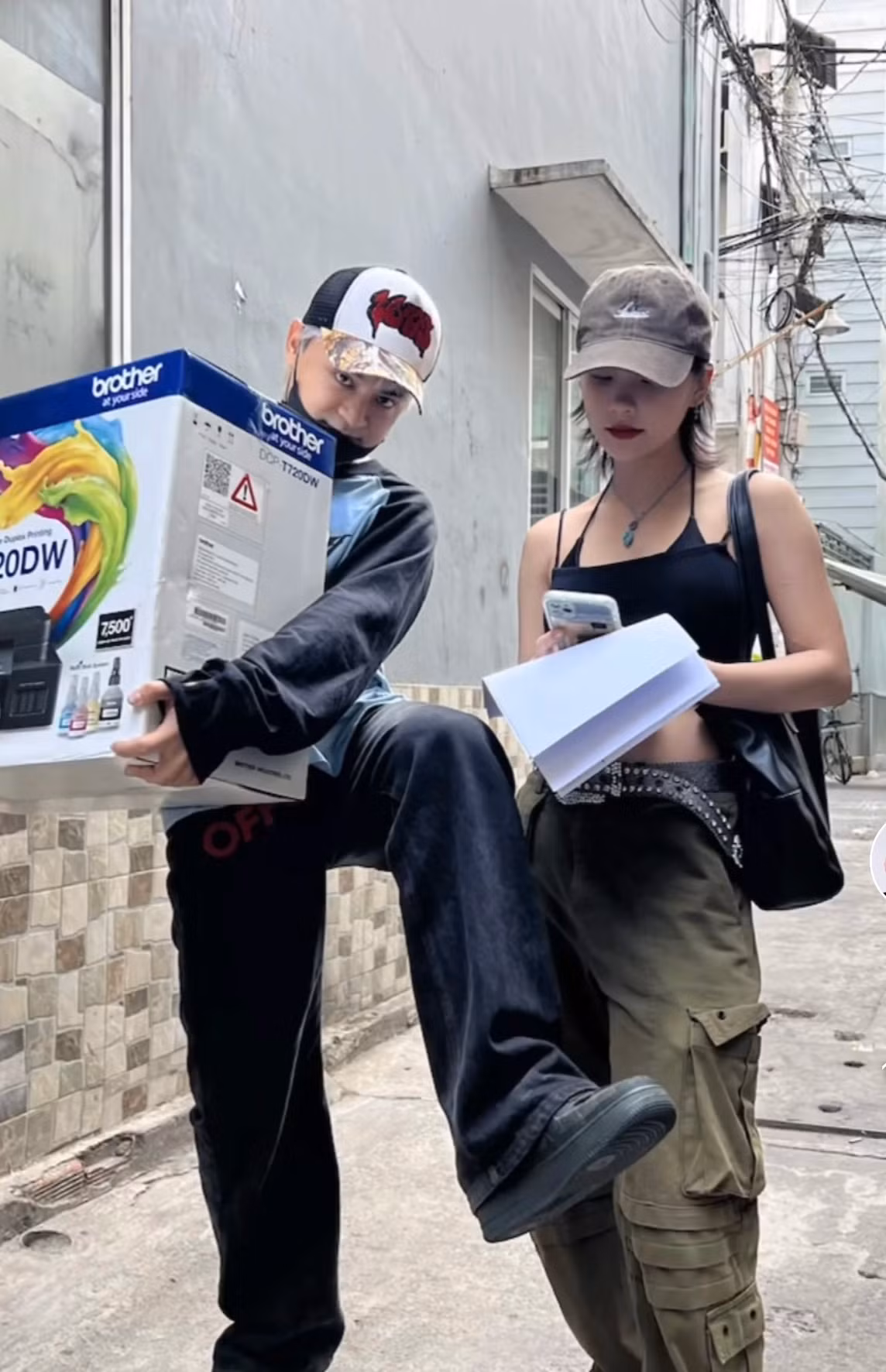 Mới đây những loạt ảnh tình tứ bên bạn trai như ôm hôn của cô nàng đã vấp phải nhiều tranh cãi. Nhiều người cho rằng cách thể hiện và tạo dáng của cô nàng sinh năm 2002 quá táo bạo khi đang là người của công chúng.