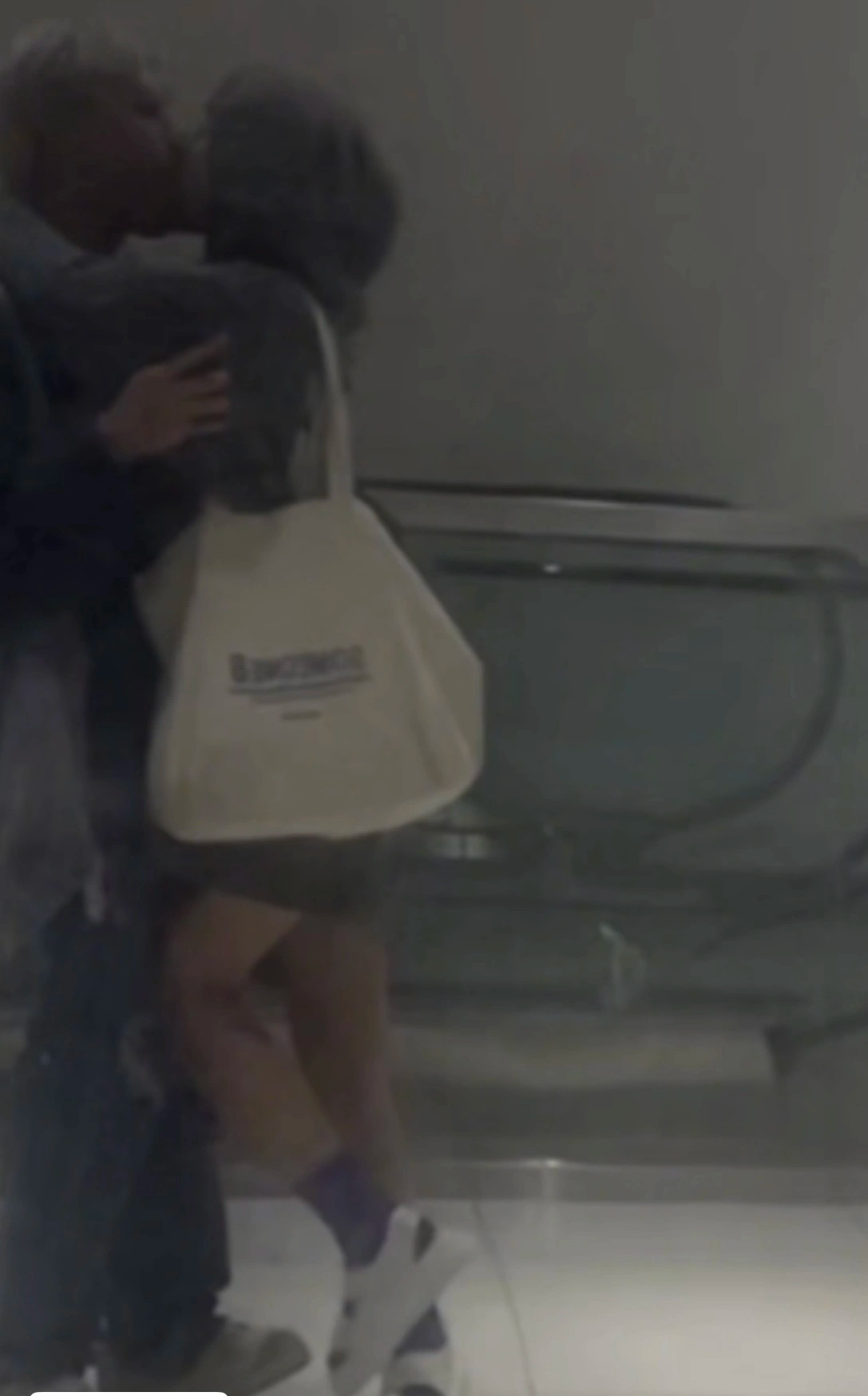 Khoảng 1 năm trước, “hot girl người Tày” công khai bạn trai và chia sẻ việc mình là người chủ động “cưa cẩm”. Cô nàng cũng cho hay, nửa kia của mình là tuýp người hiểu biết, giỏi giang, có thể hỗ trợ cô trong công việc cũng như cuộc sống.