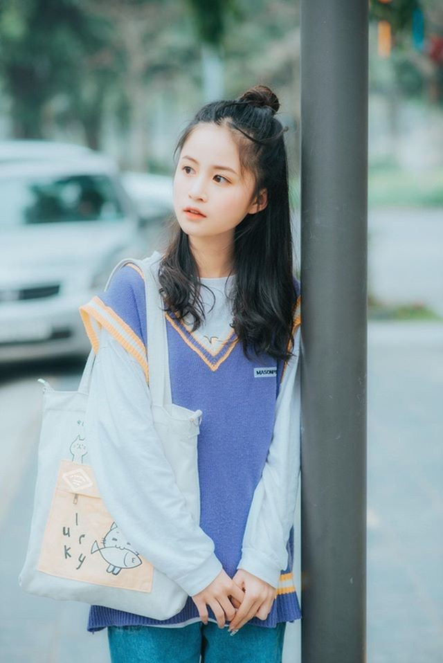 Châu Anh sở hữu đôi mắt to tròn, khuôn miện chúm chím và mặt V-line. Với lợi thế nhan sắc, nữ sinh 2K5 được nhiều bạn bè trong trường biết đến.