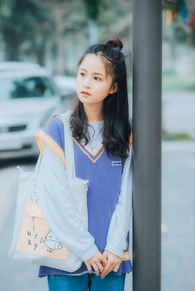 Châu Anh sở hữu đôi mắt to tròn, khuôn miện chúm chím và mặt V-line. Với lợi thế nhan sắc, nữ sinh 2K5 được nhiều bạn bè trong trường biết đến.