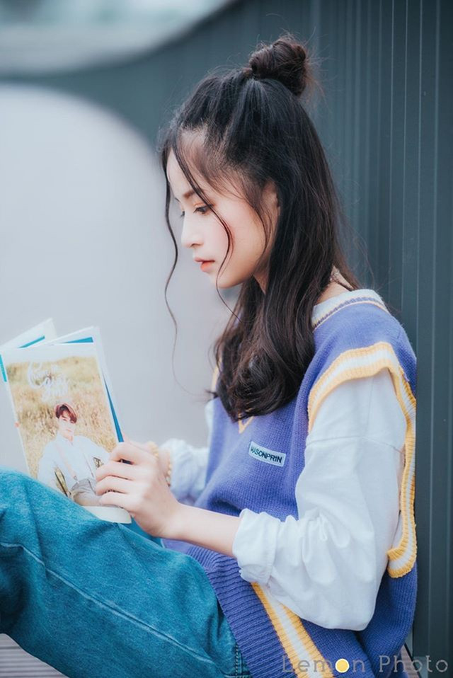 Được biết, nữ sinh giống Chi Pu như hai giọt nước có tên là Vũ Đặng Châu Anh (sinh năm 2005, học sinh trường THCS Vĩnh Khúc, Hưng Yên).