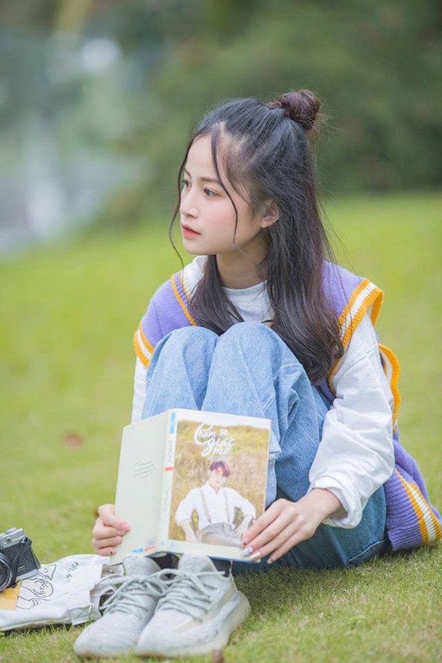 Chia sẻ về việc được khen ngợi vì có ngoại hình giống nữ ca sĩ, diễn viên Chi Pu, Châu Anh cho biết đó là một trong những thần tượng của cô nên việc được so sánh với idol khiến cô cảm thấy rất vui. Thế nhưng, nữ sinh hy vọng tên của mình sẽ được mọi người nhớ đến một cách độc lập chứ không phải là bản sao của ai.