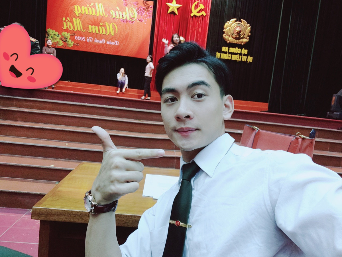 Rất nhanh sau đó, thông tin của chàng hot boy cảnh sát này đã được tìm ra. Anh chàng là Phùng Thế Văn, sinh năm 1999, hiện đang công tác tại trung đoàn 600, Bộ Tư lệnh Cảnh vệ.