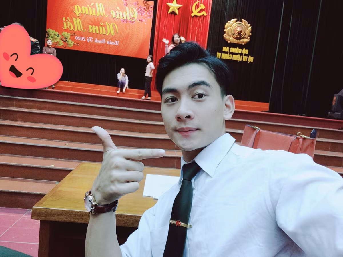 Rất nhanh sau đó, thông tin của chàng hot boy cảnh sát này đã được tìm ra. Anh chàng là Phùng Thế Văn, sinh năm 1999, hiện đang công tác tại trung đoàn 600, Bộ Tư lệnh Cảnh vệ.